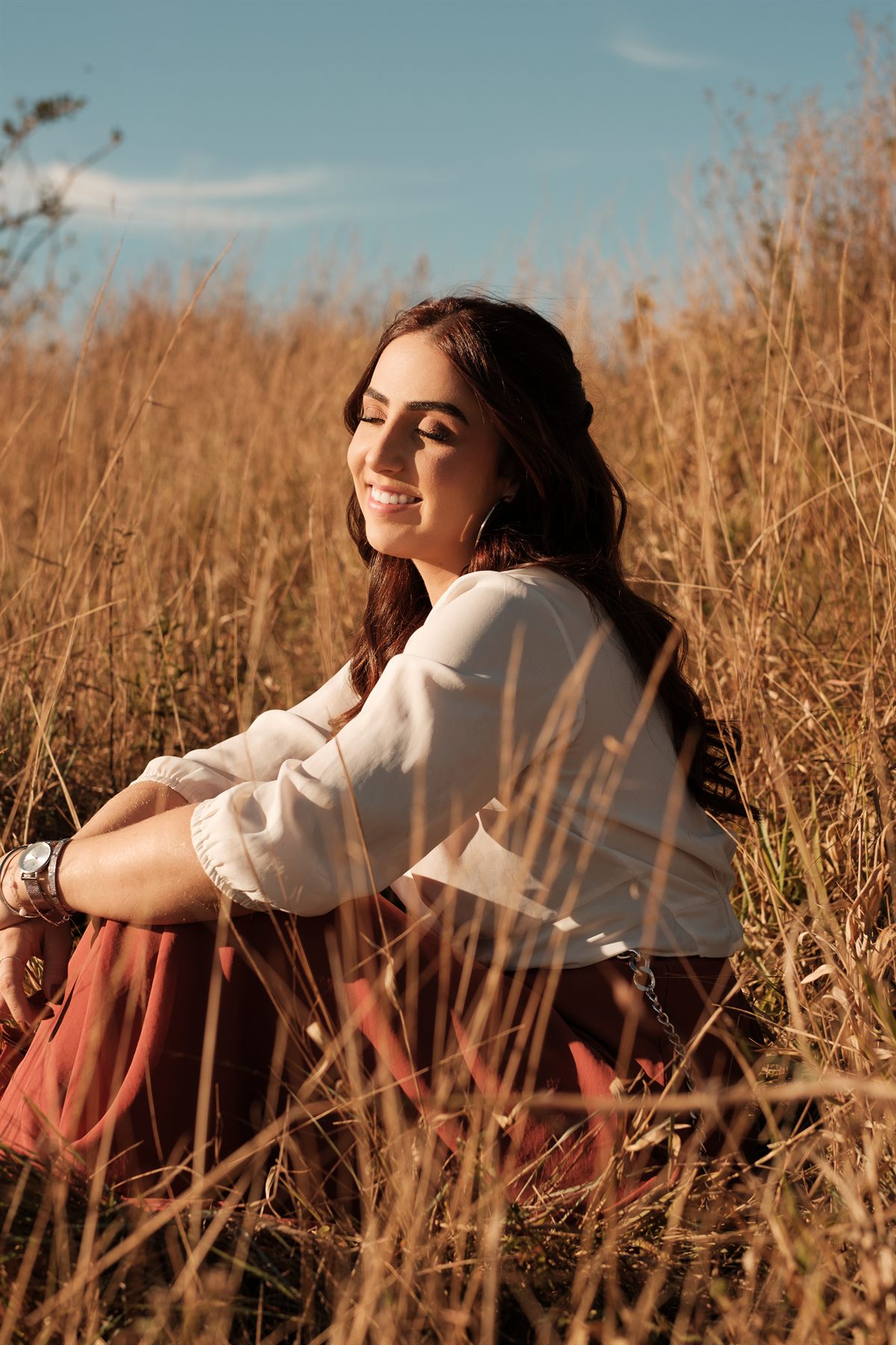 Luana Reis de perfil, olhando para o horizonte